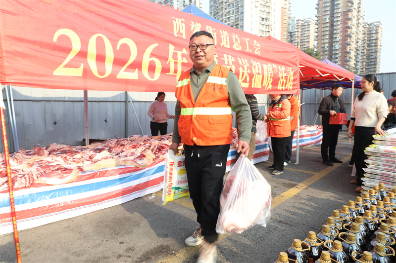 在慰问品发放区，码放整齐的大米、色泽清亮的食用油。翠屏区融媒体中心供图