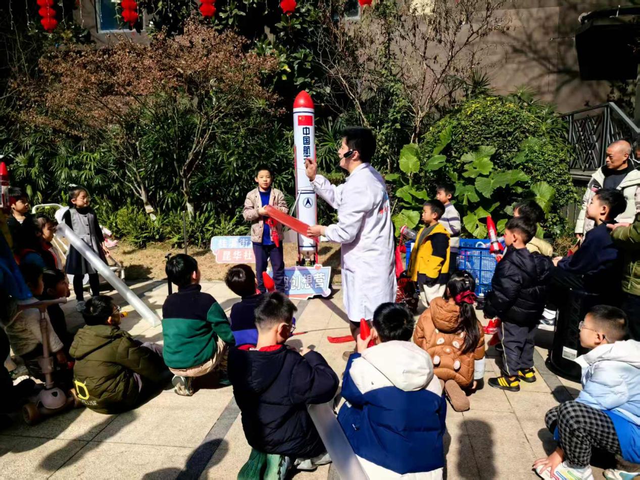 2月10日下午，張老師（中）正在給社區孩子們上科學課。彭凡供圖