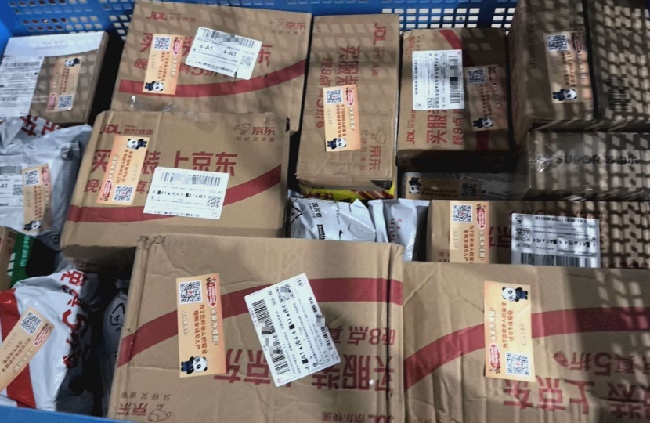 安全宣傳小貼紙貼在快遞上。四川省應急管理廳供圖