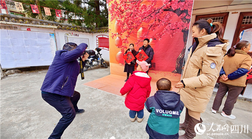 耳濡目染，傳承文化。人民網記者 劉海天攝