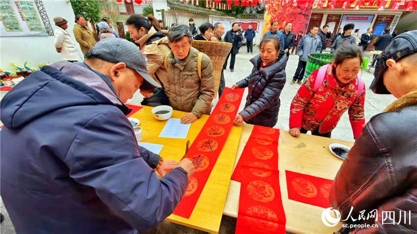 寫春聯，書喜慶。人民網記者 劉海天攝