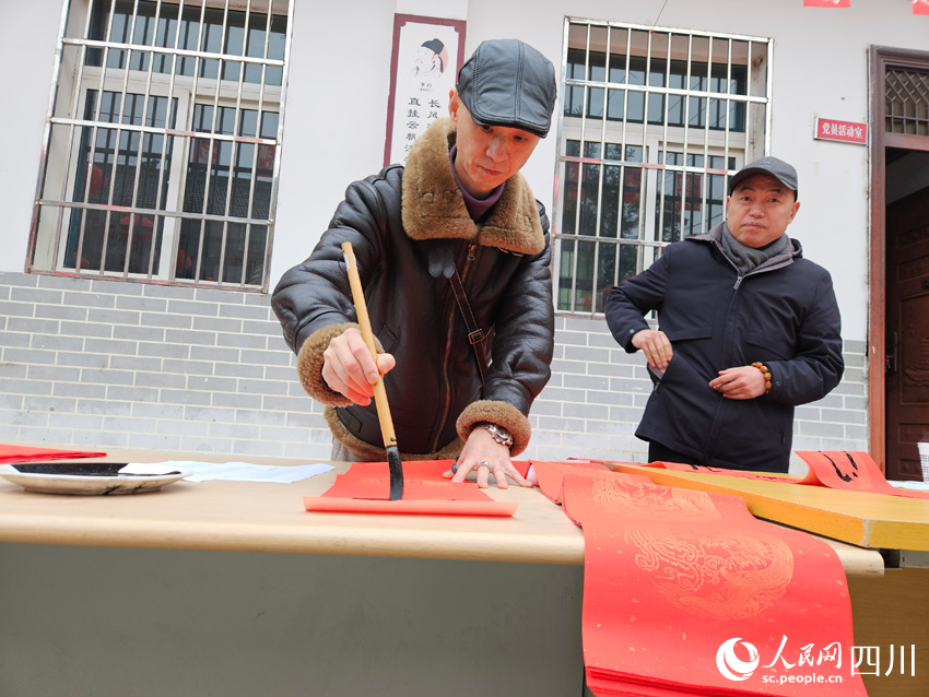 書法愛好者揮毫潑墨，書寫春聯。岳鵬攝