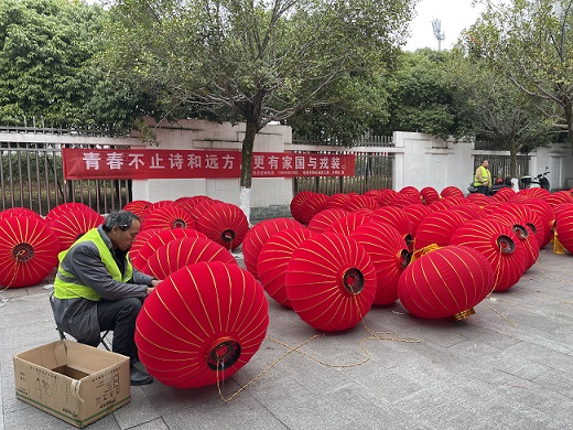 安装灯笼。张庆麟供图