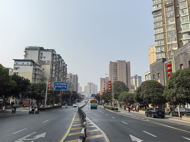 街道两旁已经安装好红灯笼。张庆麟供图