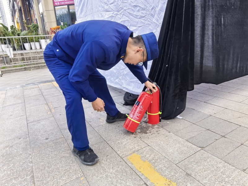 检查灭火器是否合格。眉山天府新区消防救援大队供图