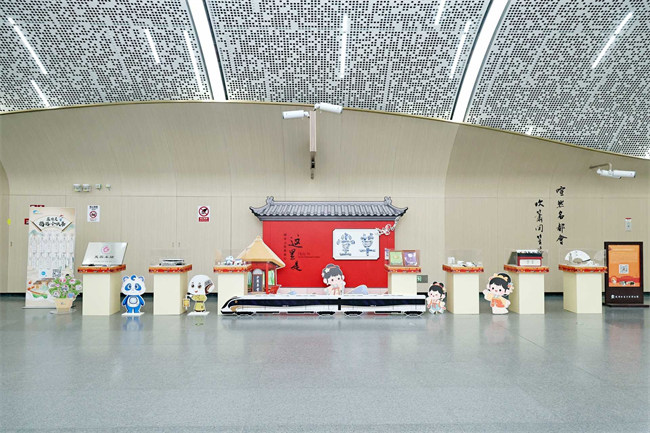 成都地鐵13號線杜甫草堂站“城市文化微展覽”。成都軌道集團供圖