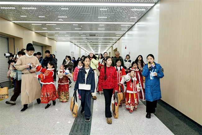 活動現場，身著古裝的演職人員帶領“體驗官”開啟奇妙之旅。成都軌道集團供圖
