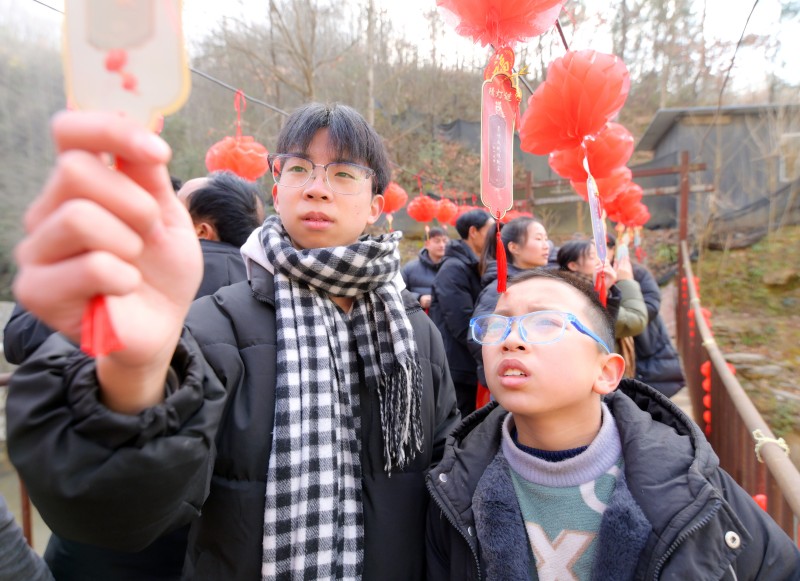 兩位小朋友猜新春謎語。張文良供圖
