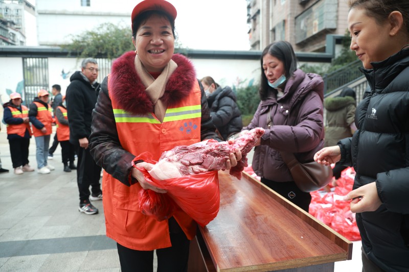 環衛工人領到新鮮肉。翠屏區融媒體中心供圖