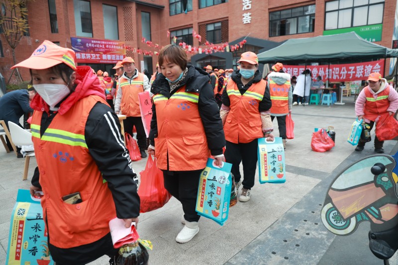 環衛工人提著新年禮物。翠屏區融媒體中心供圖