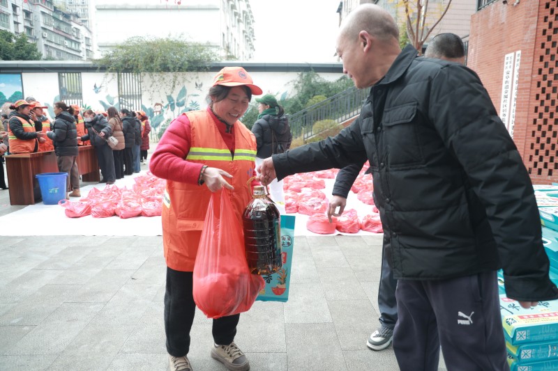 为环卫工人发放新年礼物。翠屏区融媒体中心供图