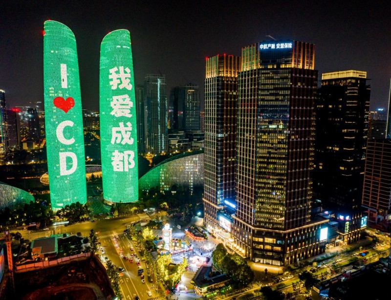 中國華商·美食地標夜景。鐘自敏供圖