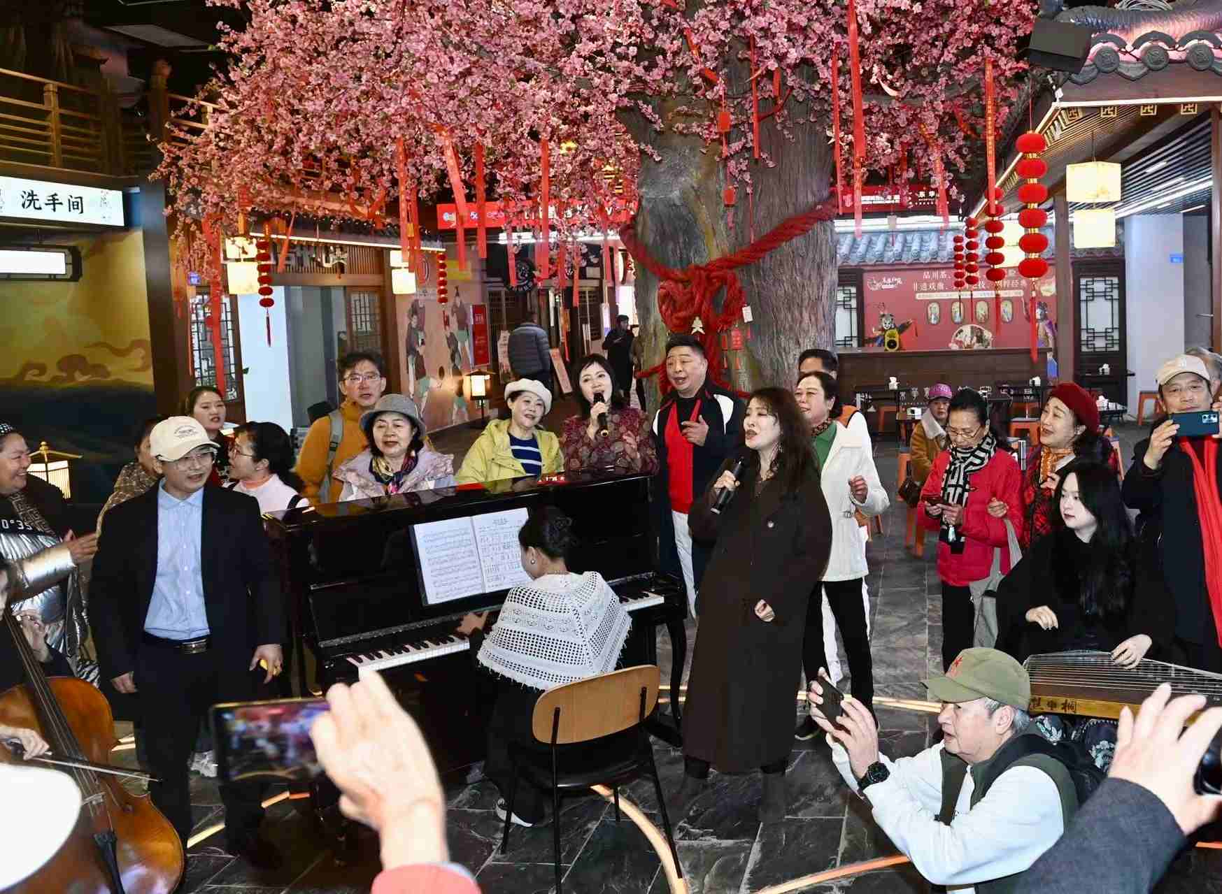 快闪活动现场。成都市青羊区东华里沉浸式商业街区供图