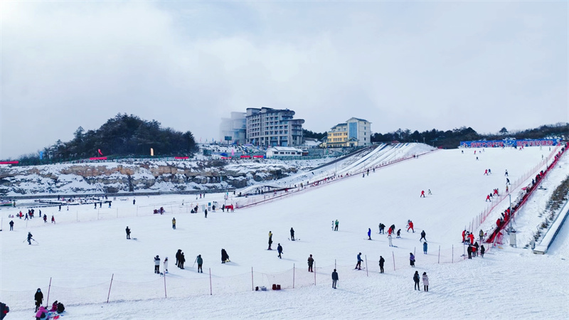 游客在羅盤頂滑雪場滑雪。達州市稅務局供圖