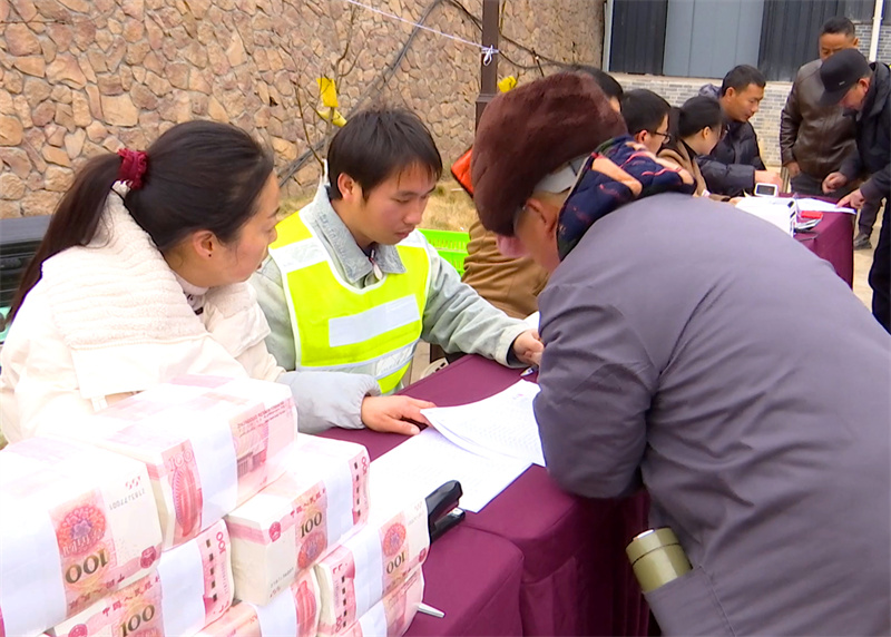 村民簽字領“年終獎”。張文良供圖