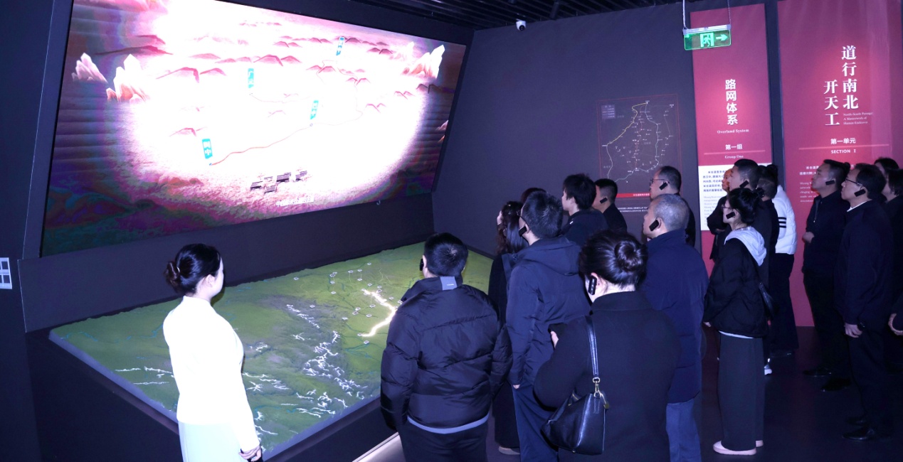 打造康庄道，山路變通途。巴中市委宣傳部供圖