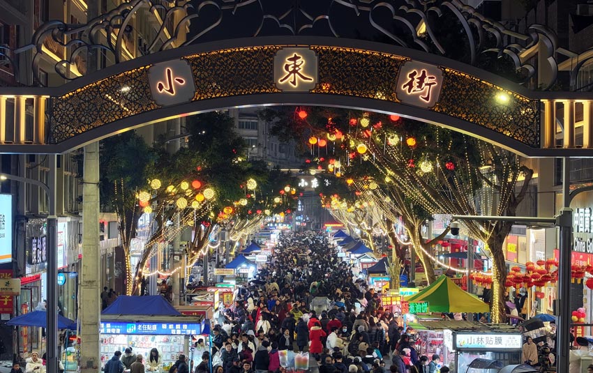 小東街夜市人頭攢動。中江縣委宣傳部供圖