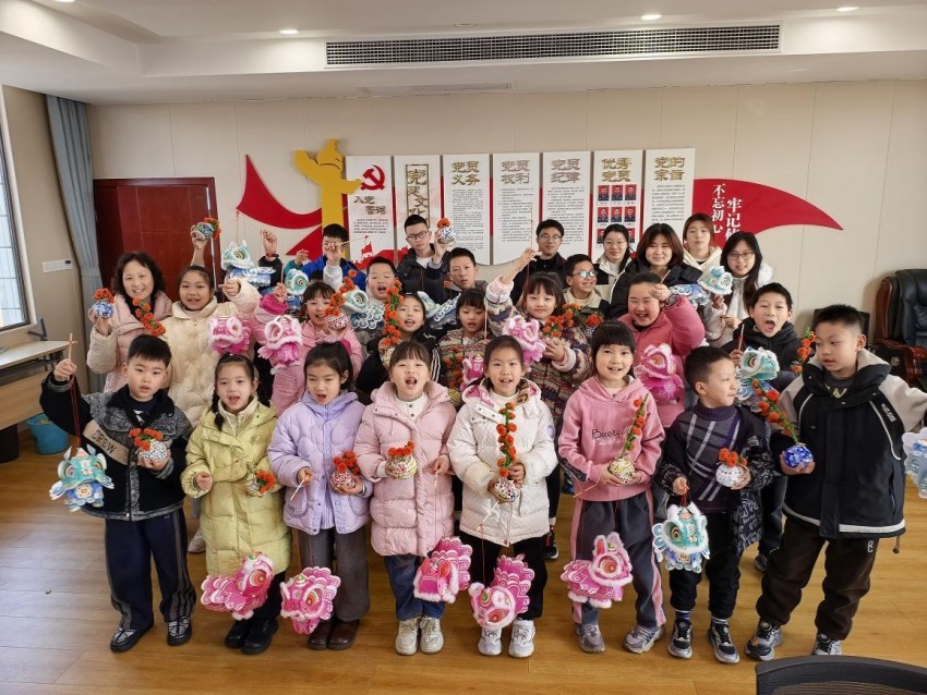 小朋友們自制手工。黎攀攝