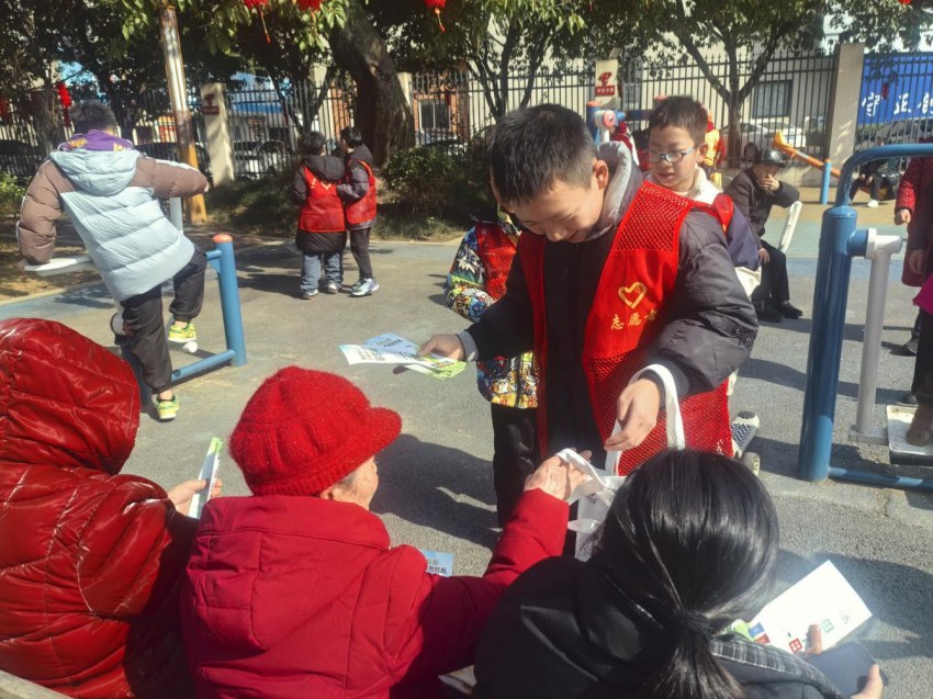 小朋友們化身“小小城管宣傳員”。黎攀攝