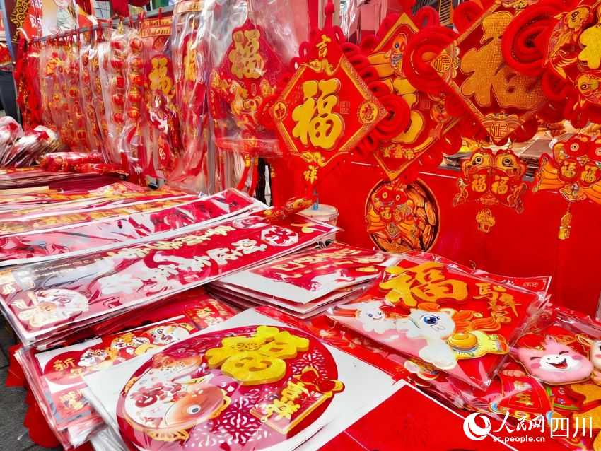 武曌天街新春氛围浓厚。实习生 郭悠然摄