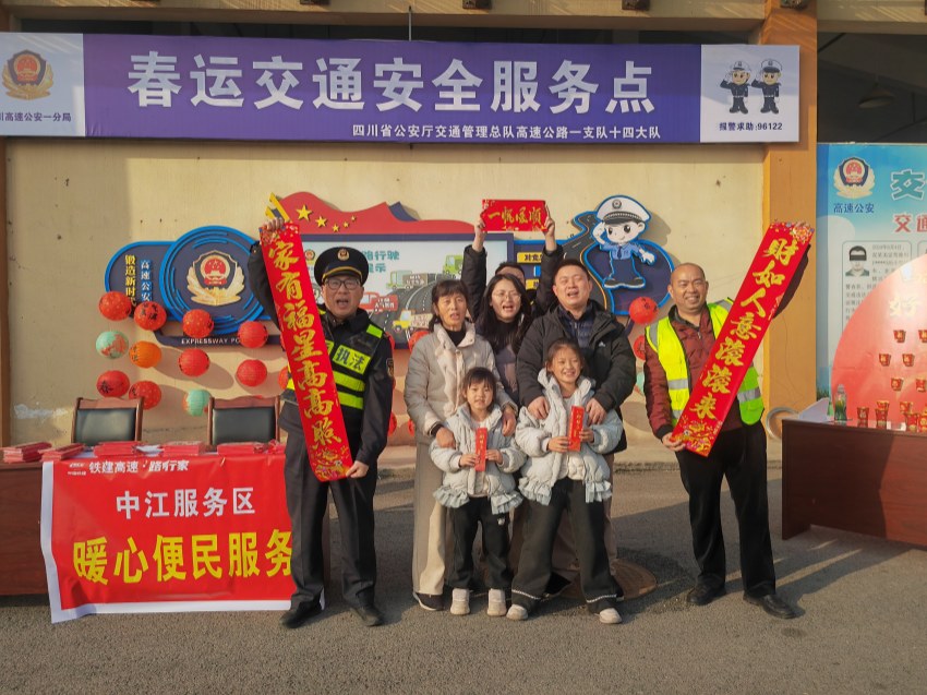 志願者與市民們合影。受訪者供圖