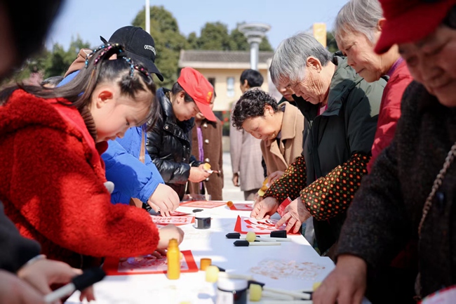 年畫拓福迎新春。李向雨攝