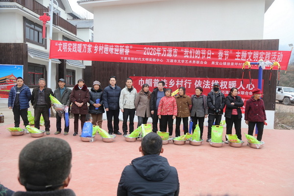 “文明积分”兑换丰富奖品。马发海摄
