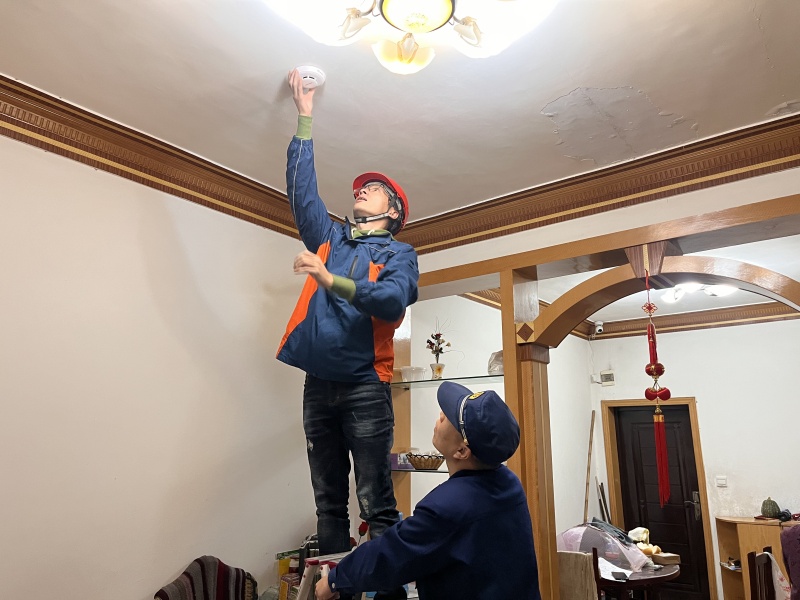 工作人员回访调试联网型独立感烟火灾报警器。 巴中市消防救援支队供图