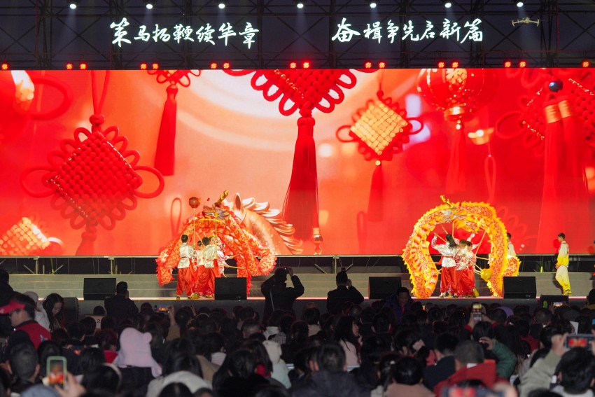 眉山市彭山区开展“策马扬鞭续华章，奋楫争先启新篇”为主题的文艺晚会，市民在观赏表演。翁光建摄