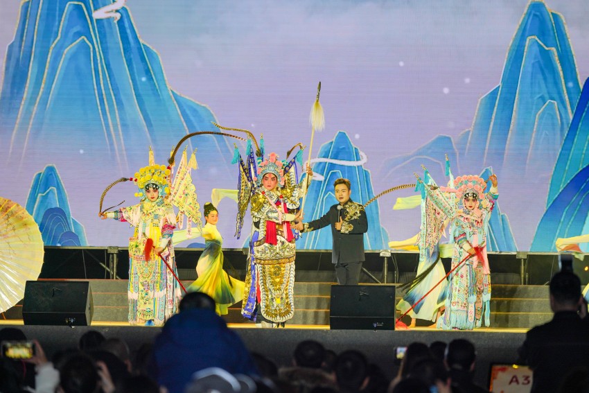 眉山市彭山区开展“策马扬鞭续华章，奋楫争先启新篇”为主题的文艺晚会。翁光建摄
