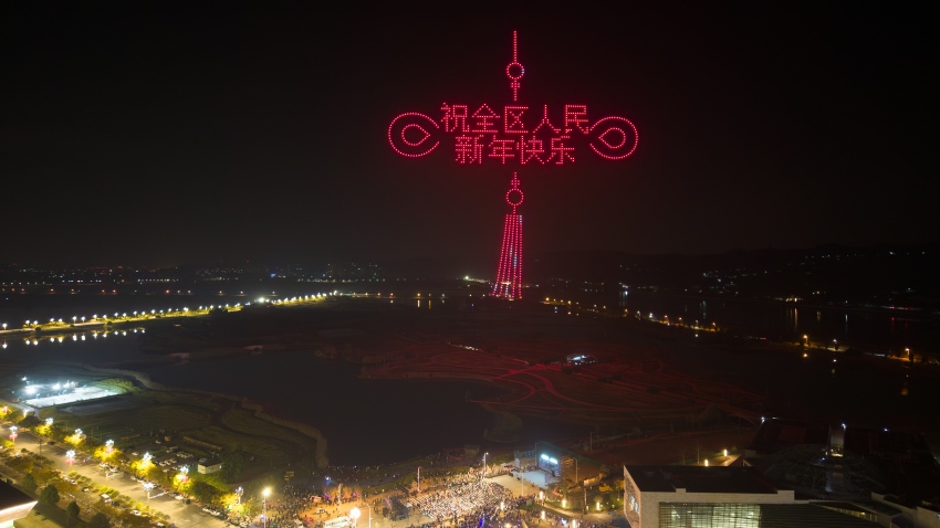 眉山市彭山区举办新春无人机灯光表演，为市民带来一场科技与新春氛围融合的视觉盛宴。翁光建摄