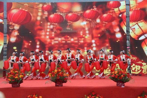 舞蹈《红灯笼》在黄钟镇五彩广场闪亮登场。马发海摄