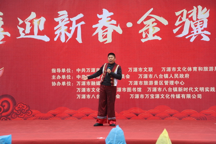 八台镇本土歌手郑承刚独唱山歌。马发海摄