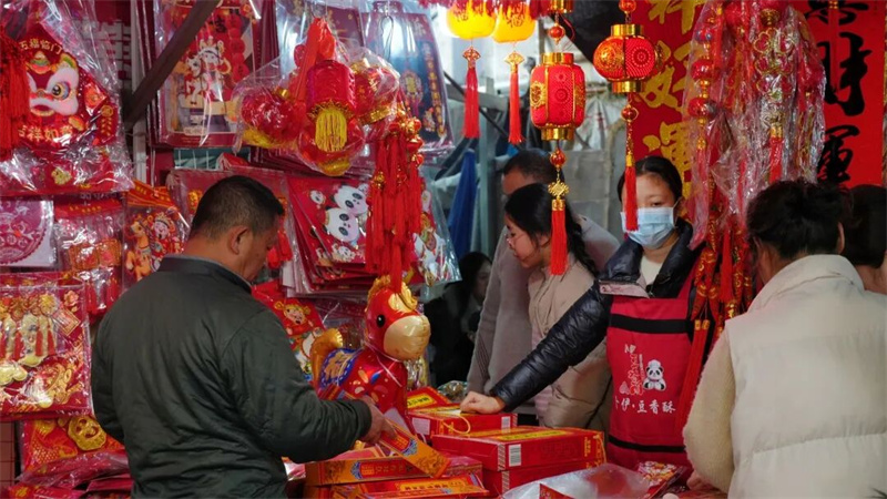 集市上售卖年货的摊位。旺苍县融媒体中心供图