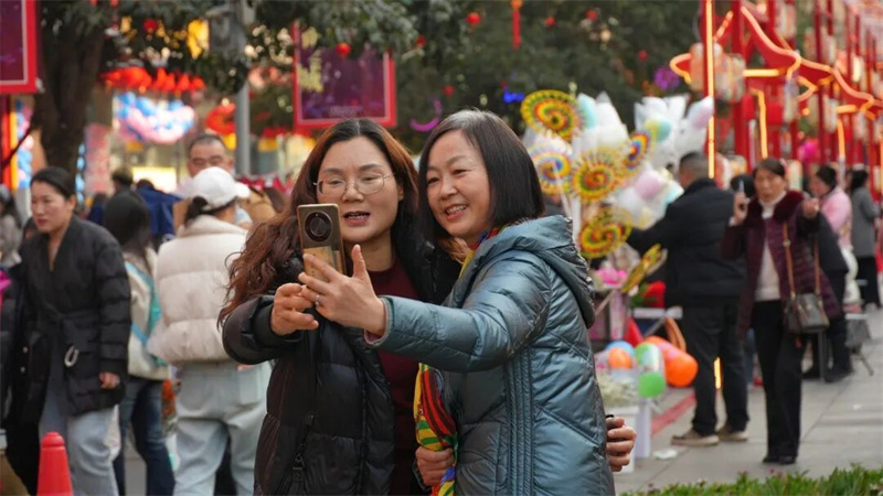 市民在灯展旁边拍照打卡。旺苍县融媒体中心供图