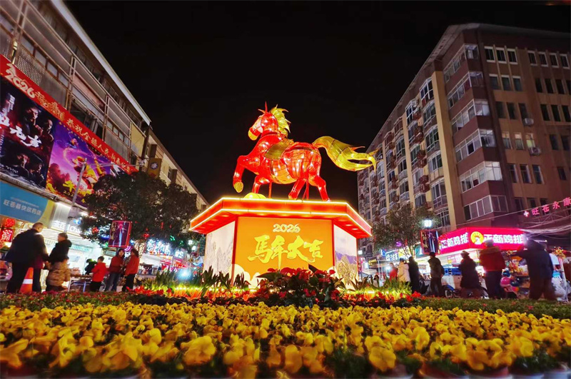 位于电影院的马年灯雕。旺苍县融媒体中心供图