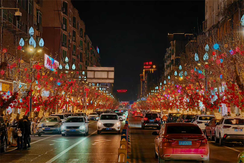 县城车水马龙的街道。旺苍县融媒体中心供图