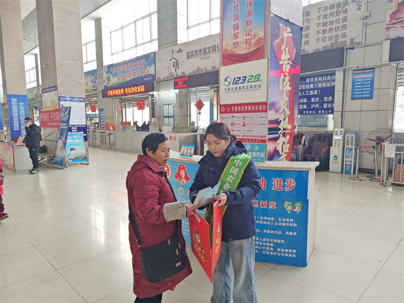 農行宜賓支行在車站設立的咨詢台為返鄉民工做好服務工作。農行四川省分行供圖