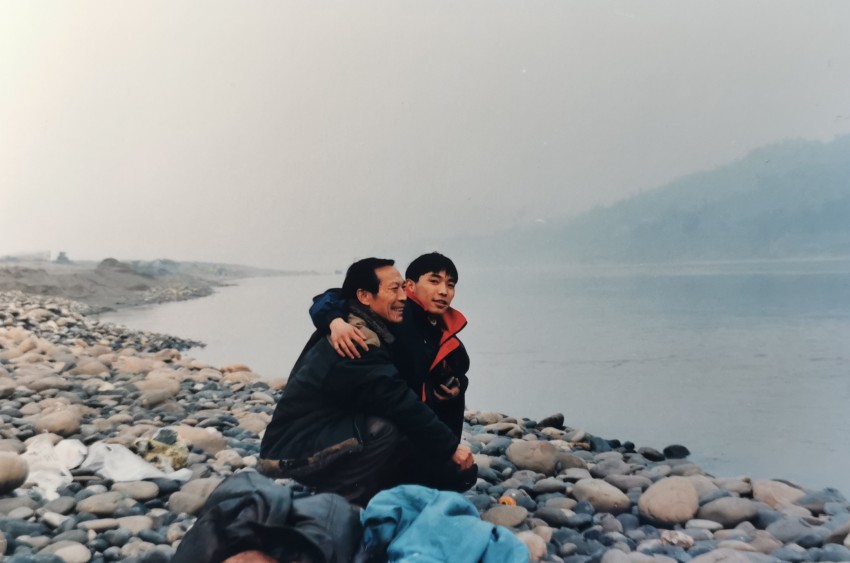 周亮父子在金沙江边考察。周亮供图