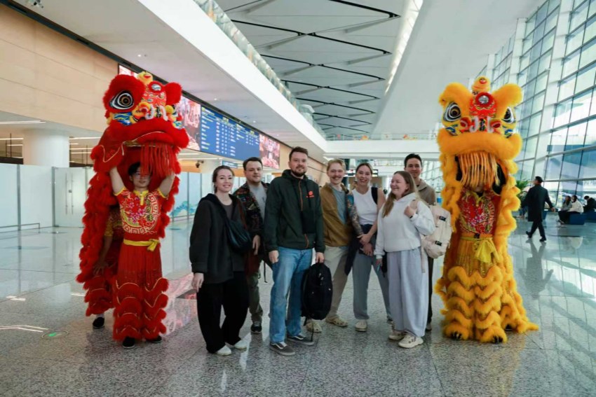 机场为国外旅客送上舞狮的新春祝福。主办方供图