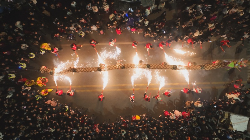 火龙在巡游中与市民互动。达川区委宣传部供图