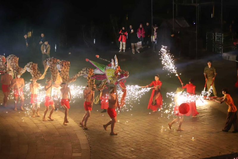 火龙在巡游中与市民互动。达川区委宣传部供图