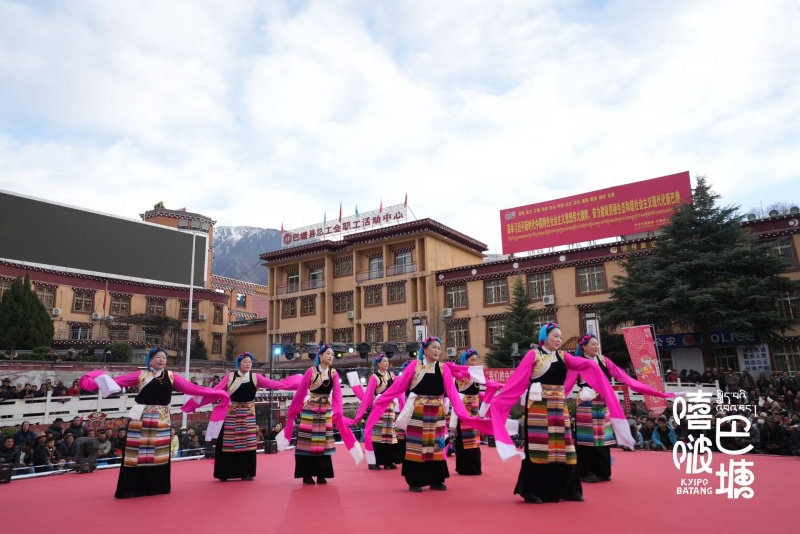 巴塘首届社区春晚现场。巴塘县委宣传部供图