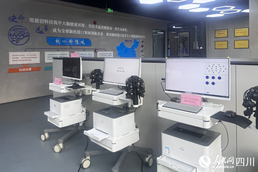 腦機接口的診斷設備和治療設備。人民網 趙祖樂攝