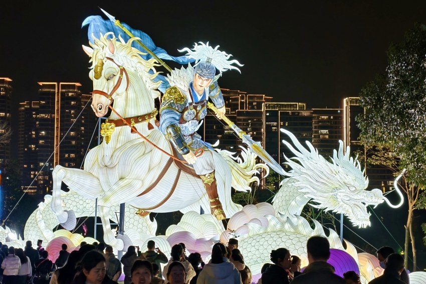 第55届成都国际熊猫灯会现场。人民网 赵祖乐摄