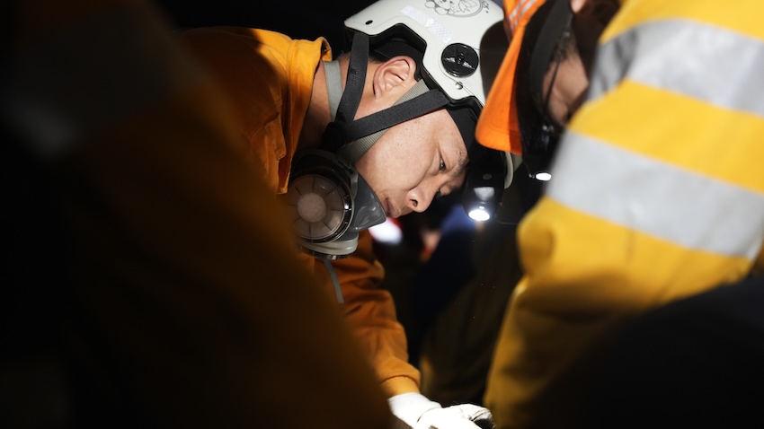 工作人员正在进行钢轨胶结作业。张耀川摄