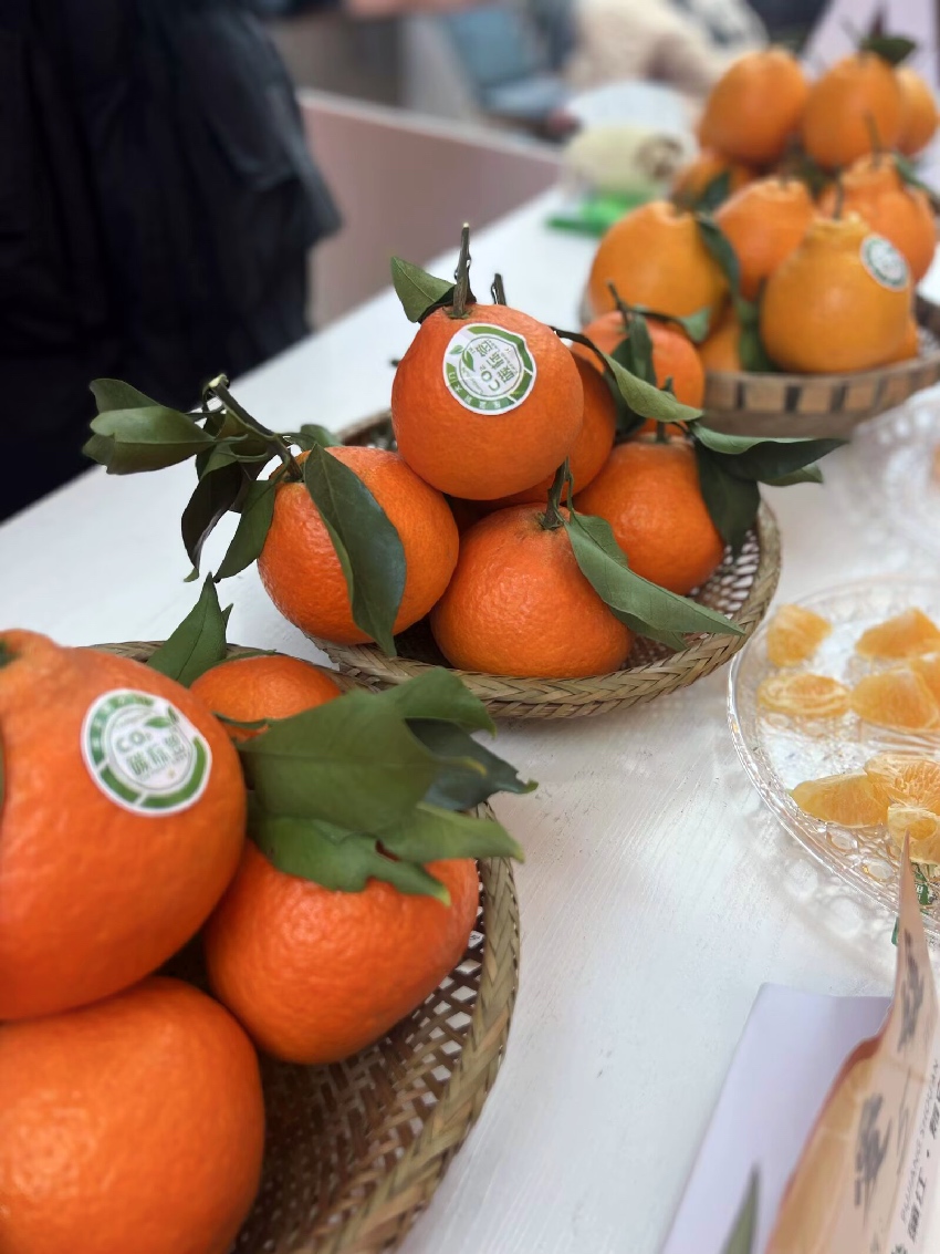 貼有“碳標簽”標識的蒲江柑橘。受訪者供圖