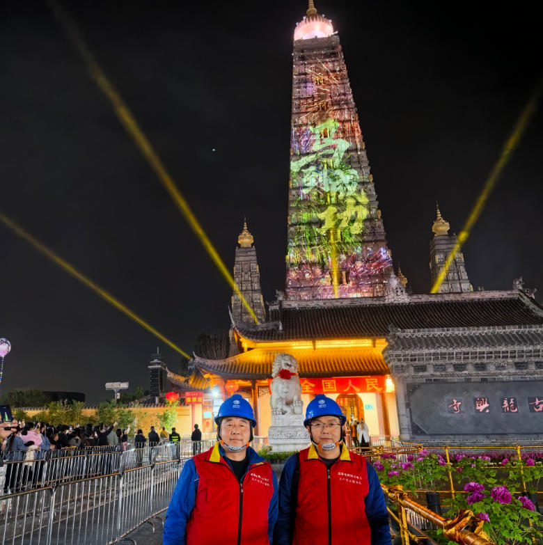 除夕夜，国网彭州市供电公司保电人员柳万元、柳建平保障龙兴集市祈福活动现场用电安全。 周庆华摄