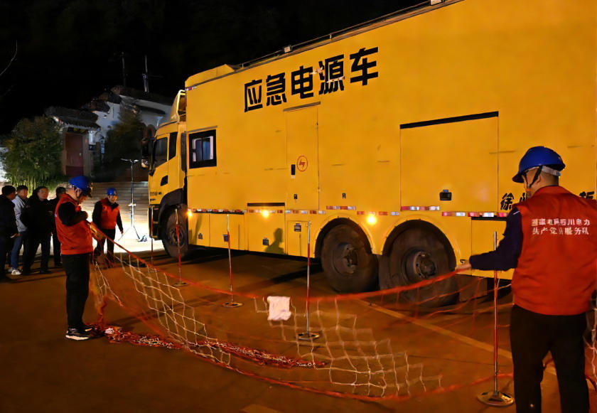除夕夜，国网邛崃市供电公司保电人员廖斌、李培良、尚成诚接入应急发电车，全力保障白鹤山鹤林寺庙会安全祈福用电。 王欣悦摄