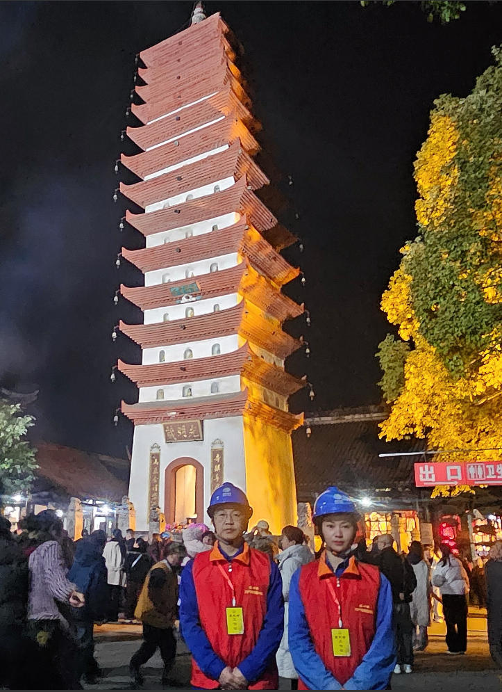 除夕夜，国网成都市新都供电公司保电人员骆海波、刘晓涛在宝光寺祈福法会现场值守，为法会用电保驾护航。 庄娅敏摄